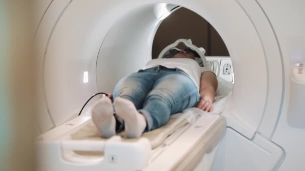 Lviv Oekraïne Mei 2018 Vrouw Liggend Mri Scanner Radiologie Diagnostische — Stockvideo