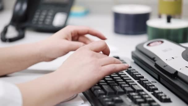 De arts werkt op de computer in medisch laboratorium. Close-up — Stockvideo