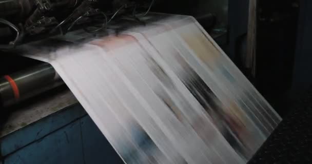 Druckereifabrik Zeitungsdruck Einem Werk Auf Einer Druckereimaschine Gedruckte Zeitung — Stockvideo