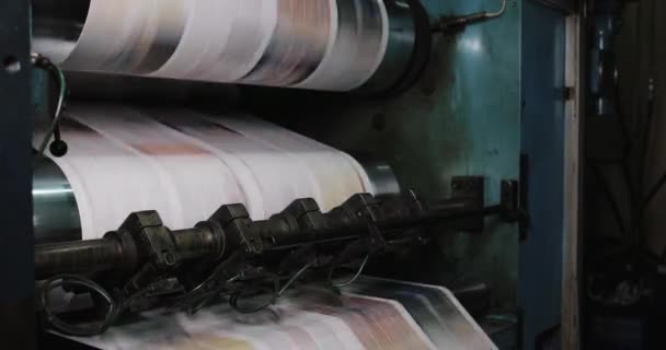 印刷厂。在工厂印刷报纸。印刷在印刷机上的报纸 — 图库视频影像