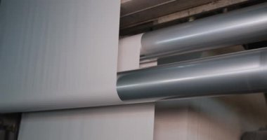 Makine kağıt için rulo. Kağıt geri dönüşüm fabrikası ekipmanları. Kağıt üretimi