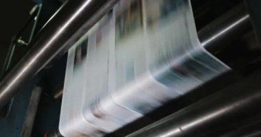 Bitki fabrika yazdırın. Gazete baskı bir bitki. Gazete basım evi makinede basılmış. Yakın çekim
