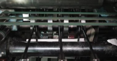 Bitki fabrika yazdırın. Gazete baskı bir bitki. Gazete basım evi makinede basılmış. Yakın çekim