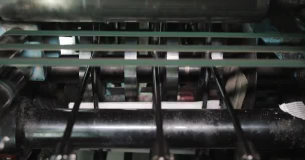 Afdrukken plant-fabriek. Krant afdrukken in een fabriek. Krant gedrukt op een drukmachine van huis. Close-up — Stockvideo