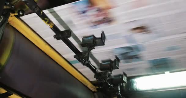 Druckereifabrik. Zeitungsdruck in einem Werk. Zeitung, die auf einer Druckereimaschine gedruckt wurde. Nahaufnahme — Stockvideo