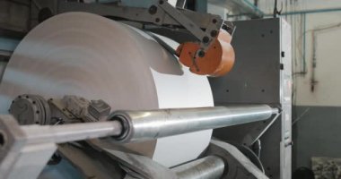 Döndürme makinesinde basımevi. İkincil kaynaklar işlenmesi. Kağıt geri dönüşüm. Büyük kurumsal