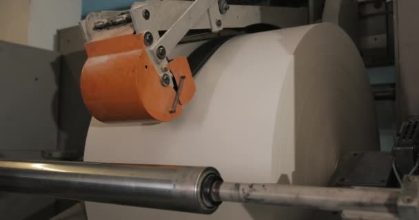 Rotation maskin i tryckeri. Behandling av sekundära källor. Papper återvinning. Stort företag — Stockvideo