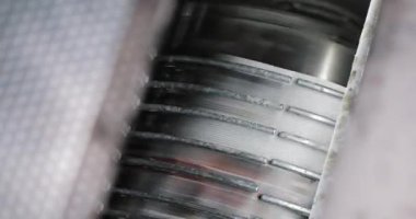 Gazete baskı işlemi Kağıt Fabrikası'nda. Yakın çekim