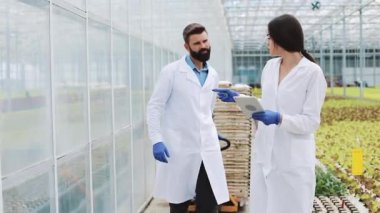 Bir tablet ile sera Laboratuvarı cüppeli iki araştırmacı dolaşmak
