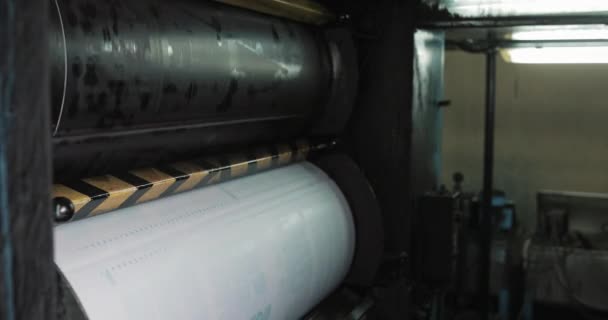 Tiskový stroj. Velké papírové role Tiskový stroj ve výrobě — Stock video