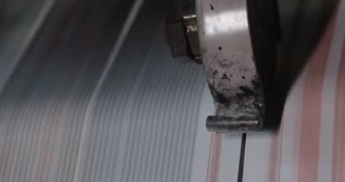 Bitki fabrika yazdırın. Gazete baskı bir bitki. Gazete basım evi makinede basılmış. Yakın çekim