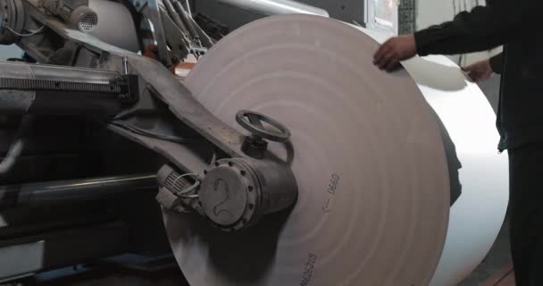 신문의 생산에 공장. 인쇄 기계 롤 신문 오프셋된 인쇄 제작. 신문 공장에서 일하고 있는 노동자 남자 — 비디오