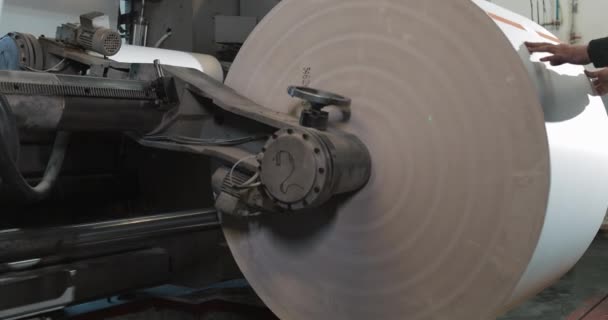 Plante sur production de journal. Rouleau de machine à imprimer dans la production d'impression offset de journal. Ouvrier dans une usine de journaux — Video