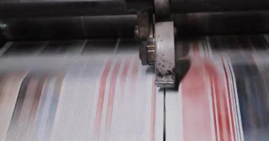Bitki fabrika yazdırın. Gazete baskı bir bitki. Gazete basım evi makinede basılmış. Yakın çekim
