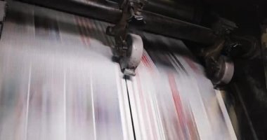 Bitki fabrika yazdırın. Gazete baskı bir bitki. Gazete basım evi makinede basılmış. Yakın çekim