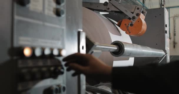 Plant op de productie van de krant. Print machine rollen in krant offset Afdrukproductie. Werknemer man in krant fabriek werken — Stockvideo