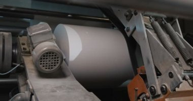 Döndürme makinesinde basımevi. İkincil kaynaklar işlenmesi. Kağıt geri dönüşüm. Büyük kurumsal