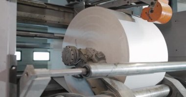Döndürme makinesinde basımevi. İkincil kaynaklar işlenmesi. Kağıt geri dönüşüm. Büyük kurumsal