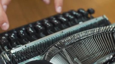 Parmak yazarak eski Metal daktilo, Retro tarzı mans. Yakın çekim