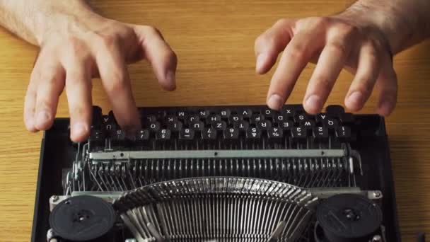 Male hands typing on vintage typewriter — Stock Video