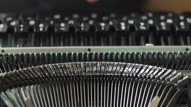 Manos de hombre escribiendo una vieja máquina de escribir. El foco no está en las manos — Vídeos de Stock
