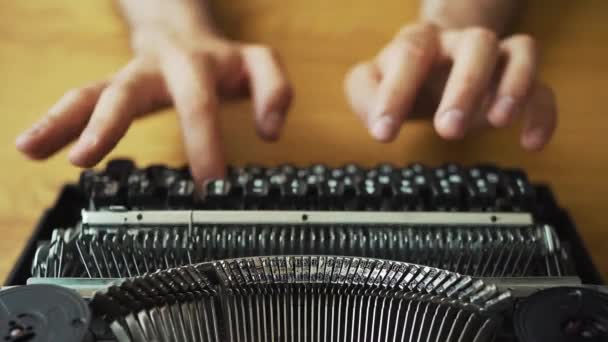 Mãos masculinas digitando em máquina de escrever vintage — Vídeo de Stock