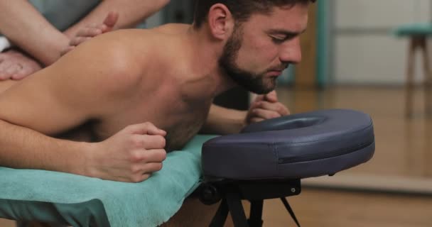 Tratamento de medicina alternativa e reabilitação de pacientes. Paciente com coluna doente em exame na reabilitação. O homem recebe uma massagem fisioterapêutica durante uma sessão com um quiroprático — Vídeo de Stock