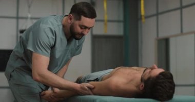 İyileştirici tedavi yapıyor fizyoterapist kol mans. Alternatif Tıp tedavi ve rehabilitasyon hastaların