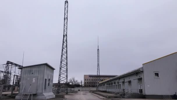 Transformator onderstation met hoogspanningslijnen. Elektriciteitskabel onderstation, de lijn van de macht, elektriciteitscentrale, apparatuur,. — Stockvideo