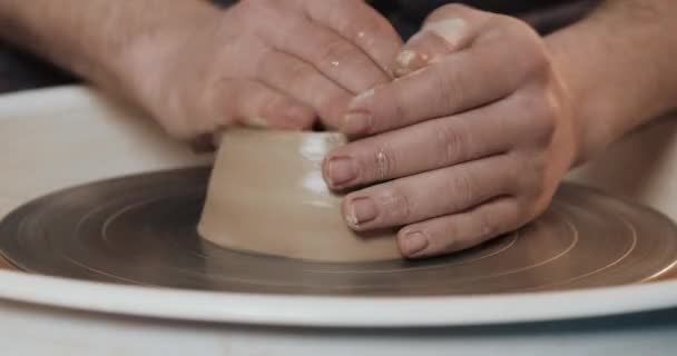 Potter hace que la cerámica de arcilla de cerca. Fabricación de productos cerámicos a partir de arcilla blanca. Rueda retorcida de alfareros. Manos de hombre haciendo jarra de barro. Hecho a mano, artesanal — Vídeos de Stock