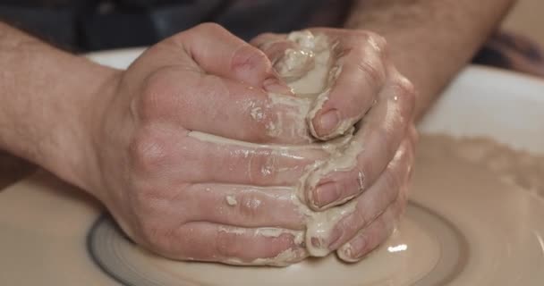 Potter makes pottery from clay close up. Making ceramic products from white clay. Twisted potters wheel. Man hands making clay jug. Handmade, craft — Stock Video