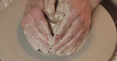 Çömlekçinin çamurdan çanak çömlek yakın yaptığı. Seramik Ürünleri Beyaz kil yapmak. Bükülmüş potters tekerlek. Adam kil sürahi yapma eller. El yapımı, craft