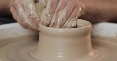 Adam oluşturma kavanoz ya da vazo Beyaz kil eller. Bükülmüş potters tekerlek. El yapımı, craft