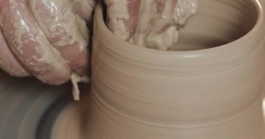 Adam oluşturma kavanoz ya da vazo Beyaz kil eller. Bükülmüş potters tekerlek. El yapımı, craft