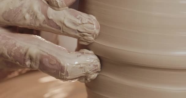 Händerna på den master potter gör keramiska produkter på potters wheel närbild. Handgjorda, hantverk — Stockvideo