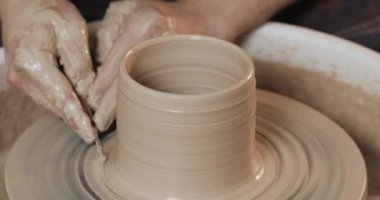 Adam oluşturma kavanoz ya da vazo Beyaz kil eller. Bükülmüş potters tekerlek. El yapımı, craft