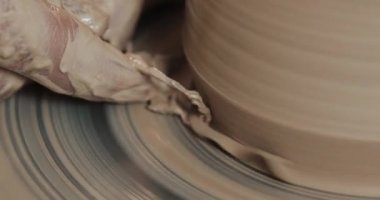 Eller seramik ürünler potters tekerlek yakın çekim yapma ana Potter. El yapımı, craft