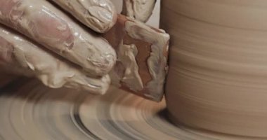 Eller seramik ürünler potters tekerlek yakın çekim yapma ana Potter. El yapımı, craft