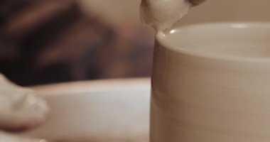 Eller seramik ürünler potters tekerlek yakın çekim yapma ana Potter. El yapımı, craft