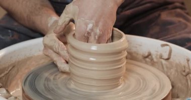 Eller seramik ürünler potters tekerlek yakın çekim yapma ana Potter. El yapımı, craft