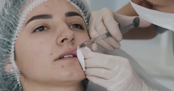 ( 영어 ) Lip Augmentation. 의사인 코사인 전문의는 미용실에서 아름다운 여인의 입술 증강 수술을 한다. 화장품 미 주사 개념 — 비디오