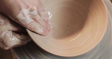 Potters tekerlek içinde Potter el ve çömlek araçları kullanarak seramik ürün yapar. Kapat şunu. El yapımı, zanaat. Beyaz kil