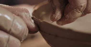 Potters tekerlek içinde Potter el ve çömlek araçları kullanarak seramik ürün yapar. Kapat şunu. El yapımı, zanaat. Beyaz kil
