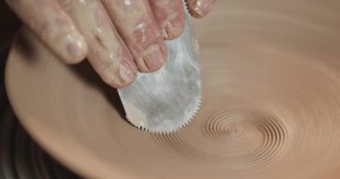 El çömlek tekerlek üzerinde çalışan profesyonel aletler, bir kil plaka üzerinde bir rahatlama şekillendirme. Potter iş yerinde, yakın yukarı. El yapımı, zanaat. Beyaz kil
