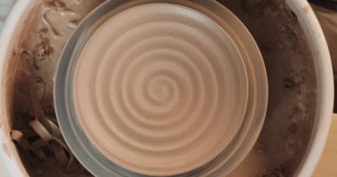 Potter elleri bükülmüş Potters tekerlek üzerinde kil plaka tatili. Çömlekçilik eğitimi, sanat konsepti. Üst görünüm. Beyaz kil