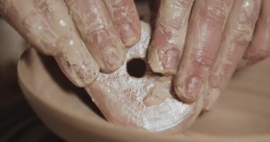 Potters tekerlek içinde Potter el ve çömlek araçları kullanarak seramik ürün yapar. Kapat şunu. El yapımı, zanaat. Beyaz kil