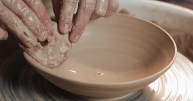 Potters tekerlek içinde Potter el ve çömlek araçları kullanarak seramik ürün yapar. Kapat şunu. El yapımı, zanaat. Beyaz kil