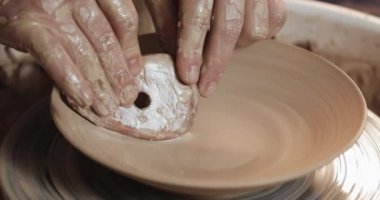 Potters tekerlek içinde Potter el ve çömlek araçları kullanarak seramik ürün yapar. Kapat şunu. El yapımı, zanaat. Beyaz kil