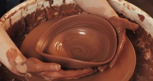 Handen van Potter breekt Clay Jug op Potters Wheel. Aardewerk training, close-up. — Stockvideo