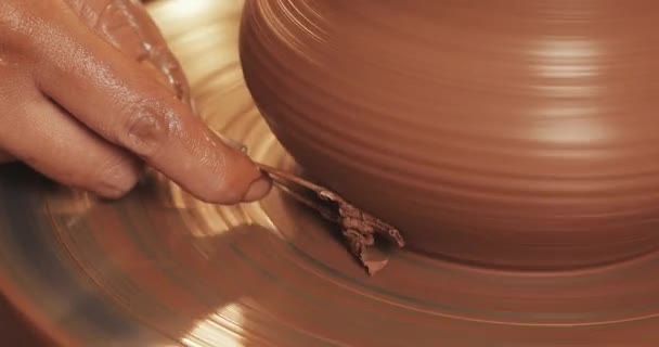 Potter in de Potters Wheel maakt keramische product met behulp van zijn handen en aardewerk tools. Close-up. Handgemaakt, ambachtelijke. Rode klei. — Stockvideo